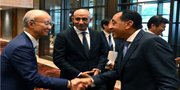 رئيس الوزراء يلتقي وزير الدولة للاقتصاد والتجارة والصناعة الياباني