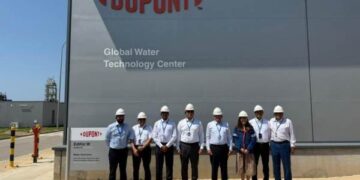 وزير الإسكان يصل مدينة برشلونة الإسبانية ويلتقي مسئولي شركتي (DUPONT) و(IETOS)