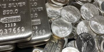 الفضة تقترب من قمة 14 عامًا مع تراجع الدولار وتوقعات خفض الفائدة