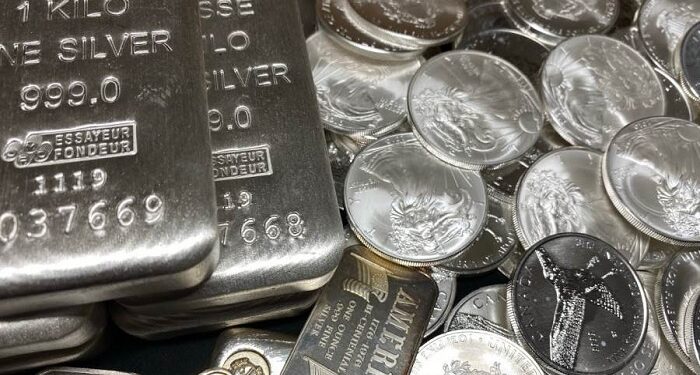 الفضة تقترب من قمة 14 عامًا مع تراجع الدولار وتوقعات خفض الفائدة