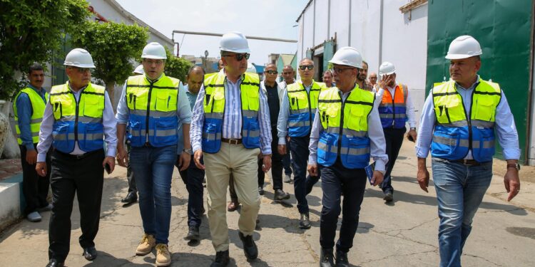 وزير قطاع الأعمال العام يواصل جولاته الميدانية ويتفقد مصانع شركة طنطا للكتان والزيوت