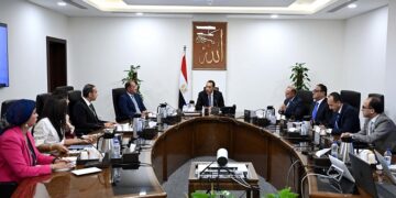 رئيس الوزراء يجتمع برئيس هيئة الرقابة المالية ورئيس البورصة في أول أيام عمل رئيسها الجديد