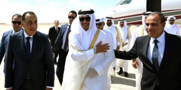 رئيس الوزراء يستقبل رئيس مجلس الوزراء وزير الخارجية بدولة قطر بمطار العلمين الدولي