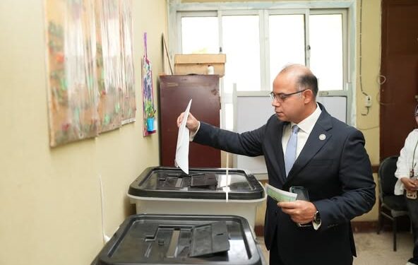 رئيس الهيئة العامة للرقابة المالية يُدلي بصوته في انتخابات مجلس الشيوخ