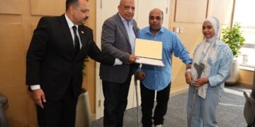 وزير الكهرباء يسلّم عدد من العاملين المتميزين بشركات الكهرباء شهادات تقدير ورحلات عمرة مجانية