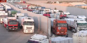 تحرك قافلة المساعدات الإنسانية العاشرة من مصر إلى قطاع غزة