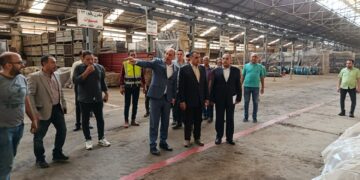 وزير الإنتاج الحربي يتابع سير العملية الإنتاجية بشركة شبرا للصناعات الهندسية (مصنع 27 الحربي)