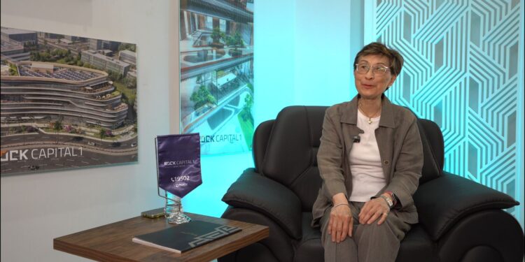 المعمارية الكندية هازل وونج تتفقد «روك كابيتال 1» بالعاصمة الإدارية قبل تسليمه.. أيقونة إدارية بتصميم عالمي