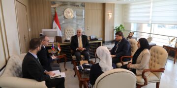 وزير التعليم العالي يبحث سبل تعزيز التعاون مع سفير التشيك في مصر