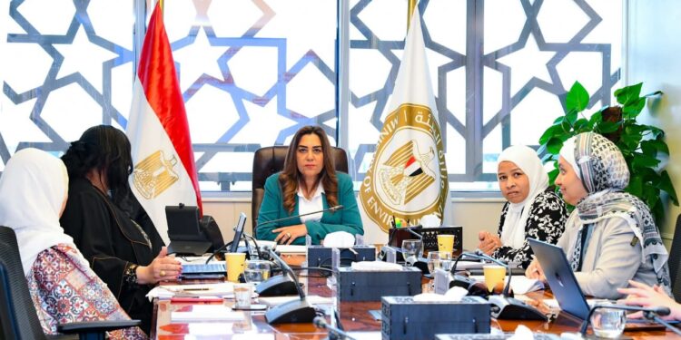 وزيرة التنمية تعقد اجتماعًا مع قطاع الإدارة البيئية لبحث منظومة تقييم الأثر البيئي للمشروعات