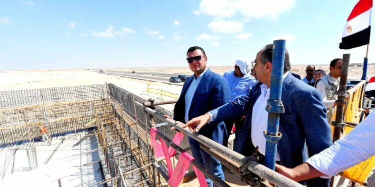 وزير الإسكان يتفقد مشروع إنشاء محطة لتحلية المياه وكومباوند مزارين بمدينة العلمين الجديدة