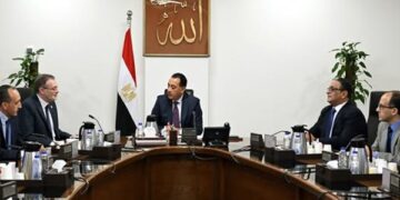 رئيس الوزراء يبحث مع رئيس “المركزي للتنظيم والإدارة” جهود الجهاز في تطوير العمل الإداري