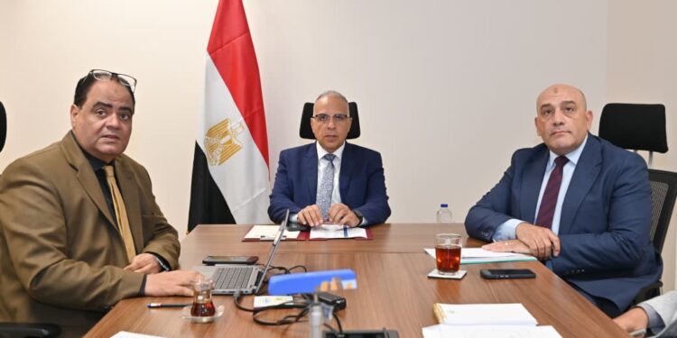 وزير الري يتابع حالة مجري نهر النيل وفرعيه ومجهودات إزالة التعديات واستلام أراضي طرح النهر