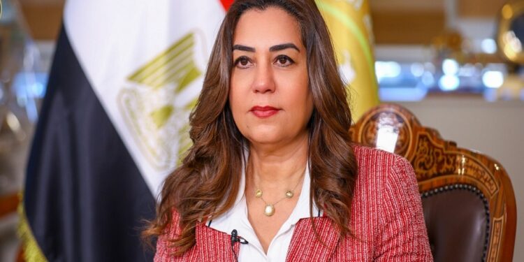 وزيرة التنمية المحلية والقائم بأعمال وزير البيئة تنعي عامل النظافة الذي توفى أثناء تأدية عمله بالزقازيق