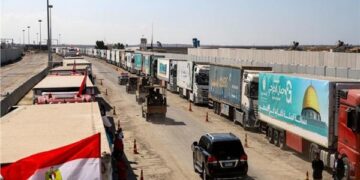 تواصل تدفق المساعدات الإنسانية المصرية إلى غـ ــزة عبر معبر كرم أبو سالم