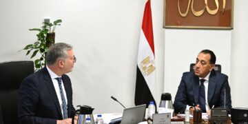 رئيس الوزراء يُتابع مع وزير البترول والثروة المعدنية عددًا من ملفات العمل