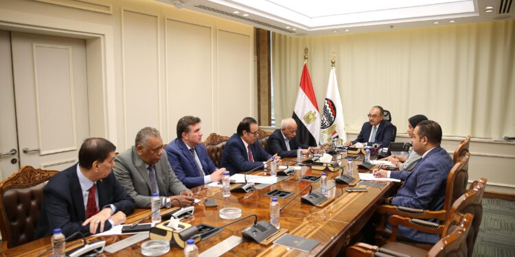 وزير قطاع الأعمال العام يعقد لقاء مع ممثلي الاتحاد العام لنقابات عمال مصر بالشركات القابضة التابعة للوزارة