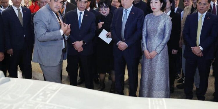 رئيس جمهورية فيتنام الاشتراكية يزور المتحف المصري الكبير وأهرامات الجيزة