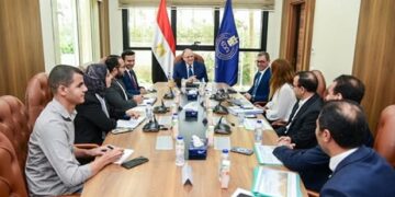 رئيس هيئة الدواء المصرية يبحث مع شركة فياترس خطط توطين صناعة الأدوية وتعزيز الاستثمار الدوائي