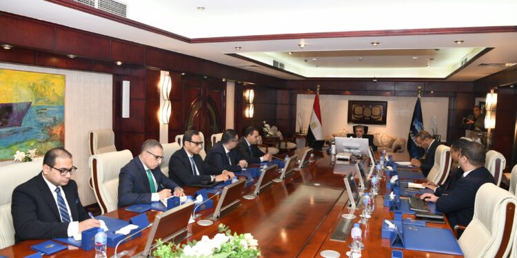 الفريق أسامة ربيع يلتقي رئيس التمثيل التجاري المصري لبحث سبل التعاون المشترك