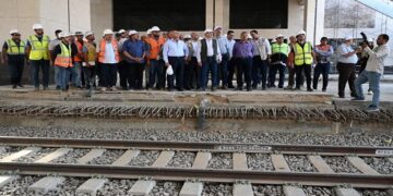 وزير الصناعة والنقل يتابع التقدم في أعمال التشطيبات النهائية لمحطات الخط الأول من شبكة القطار الكهربائي السريع