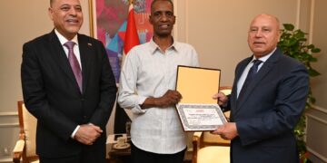 وزير الصناعة والنقل يكرم طارق محمد برس عامل مزلقان السادات ببني سويف