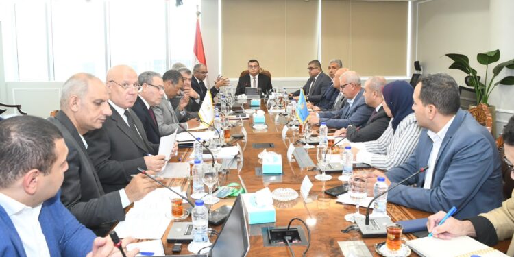 وزير الإسكان يتابع موقف التغذية الكهربائية لمحطات مياه الشرب والصرف الصحي بالمدن الجديدة والمحافظات