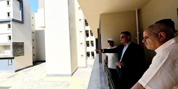وزير الإسكان يتفقد مشروع “سكن لكل المصريين” و”كوبري C3″ بالعلمين الجديدة