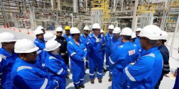 وزير البترول يتفقد مشروعات زيادة الإنتاج بمعامل تكرير البترول بالسويس لخفض الفاتورة الاستيرادية