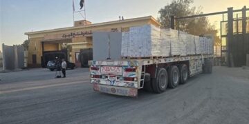 القافلة الـ21 من المساعدات الإنسانية تعبر إلى غزة عبر كرم أبو سالم