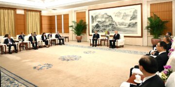 مدبولي يلتقى عضو اللجنة الدائمة للمكتب السياسي للجنة المركزية للحزب الشيوعي الصيني