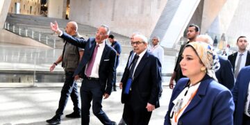 رئيس مجلس الوزراء اللبناني والوفد المرافق له يزور المتحف المصري الكبير