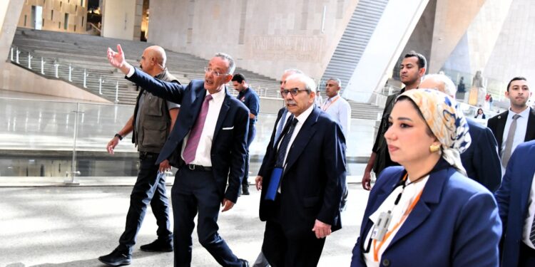 رئيس مجلس الوزراء اللبناني والوفد المرافق له يزور المتحف المصري الكبير