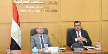 وزير الإسكان يستعرض مع محافظ القاهرة الموقف التنفيذي لعدد من المشروعات