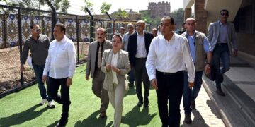 رئيس الوزراء يتفقد عددا من المنشآت التعليمية بقرية سبك الأحد