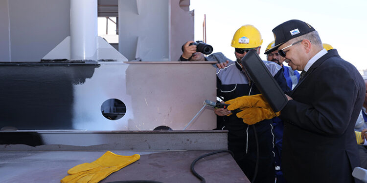 الفريق أسامة ربيع يشهد لحام قرينة “معديتين” و”لنش” من طراز بحار