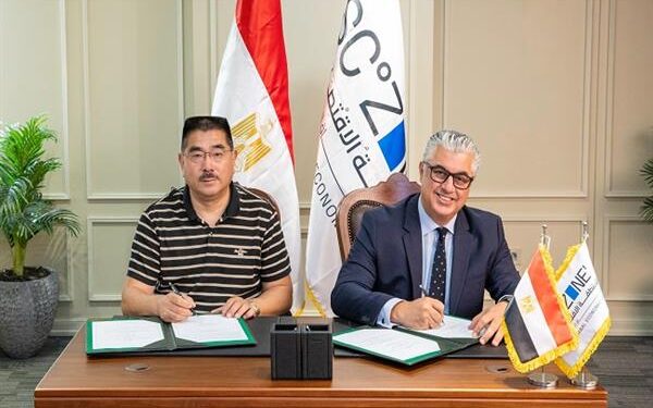 اقتصادية قناة السويس توقع عقد مشروع “شوانفينج” الصينية للملابس الجاهزة بالقنطرة غرب