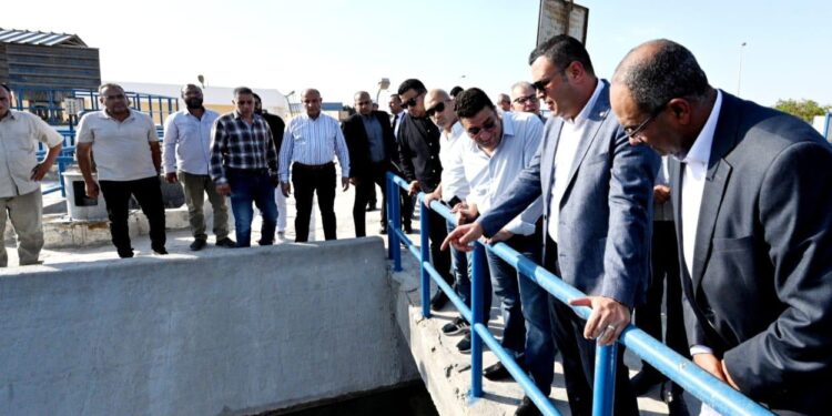 وزير الإسكان يتفقد أعمال رفع كفاءة محطة المياه الرئيسية بمدينة العبور
