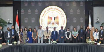 وزير الاستثمار يبحث مع وفد مؤسسة شفيق جبر تعزيز التعاون الثقافي والاقتصادي