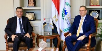 رئيس “التنظيم والإدارة” يسلم رئيس “الشراء الموحد” الهيكل التنظيمي الجديد للهيئة بعد تطويره