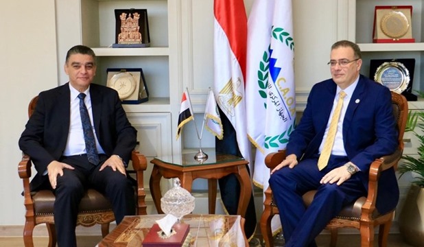 رئيس “التنظيم والإدارة” يسلم رئيس “الشراء الموحد” الهيكل التنظيمي الجديد للهيئة بعد تطويره