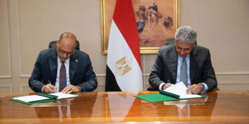 وزيرا السياحة والآثار والعمل يوقعان بروتوكول تعاون بشأن شروط وضوابط الترخيص لوحدات الإقامة الفندقية