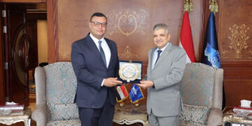 الفريق أسامة ربيع ووزير الإسكان يبحثان إمكانية إنشاء محطات لتحلية المياه بمدن القناة