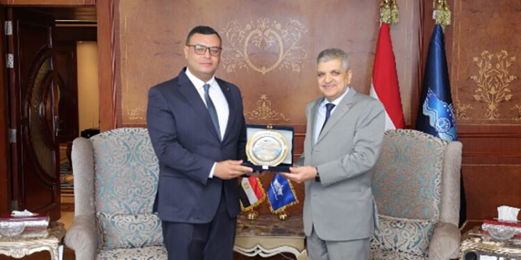 الفريق أسامة ربيع ووزير الإسكان يبحثان إمكانية إنشاء محطات لتحلية المياه بمدن القناة