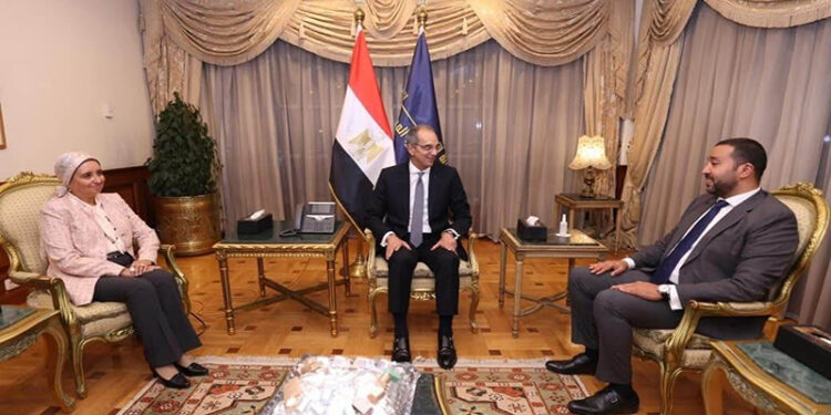 وزير الاتصالات يستقبل رئيس مجلس إدارة الشركة المصرية للاتصالات والعضو المنتدب والرئيس التنفيذي الجديد للشركة