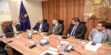 رئيس هيئة الدواء يبحث مع شركتي “هيلث فلو” و”فيكسد مصر” آليات تنفيذ مشروع الروشتة الرقمية لدعم الخدمات الصحية