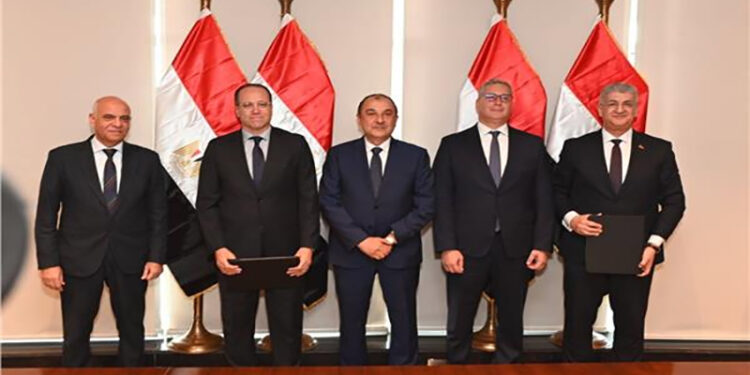 وزيرا قطاع الأعمال والبترول يشهدان توقيع عقد بين “إيجوث” و”بتروجت” لإعادة تأهيل وتشغيل فندق “جيت بيتش”