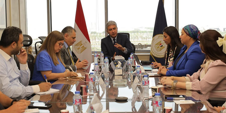 وزير السياحة يلتقي مجموعة من المؤثرين وأصحاب المحتوى الرقمي المصريين لبحث سبل التعاون