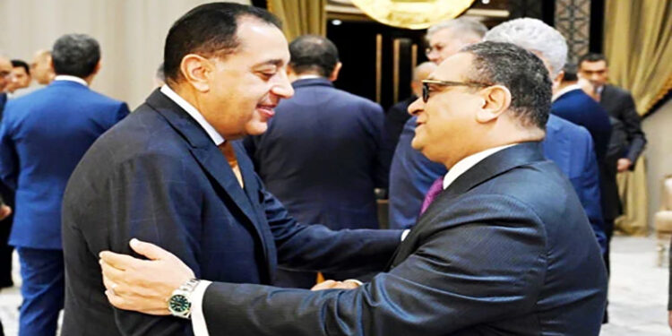 مجلس الوزراء يكرم الأمين العام السابق للمجلس ويهنئ الأمين الجديد بتوليه المسئولية