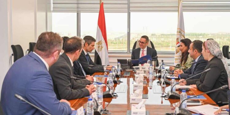 الخطيب يبحث مع “أنتي بليوشن إيجيبت” خطط استثمار بـ150 مليون دولار في مجال حماية البيئة